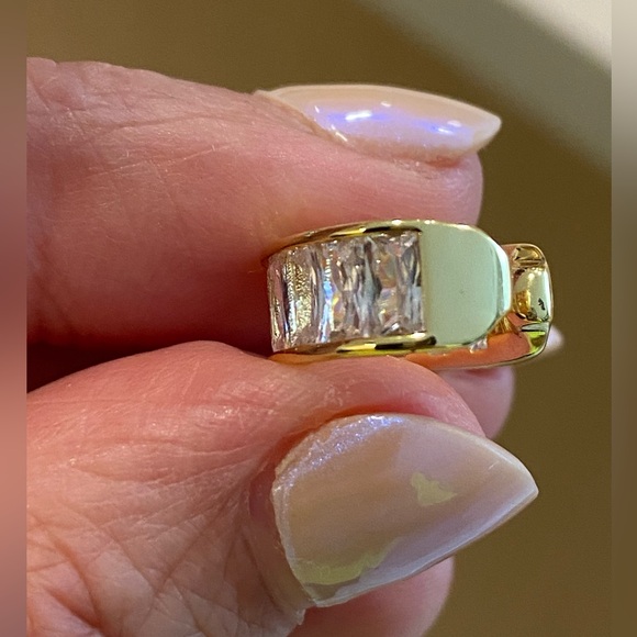 Melinda Maria ear cuff 18K plated with clear baguette simulated diamonds💛🤍 - Picture 7 of 10